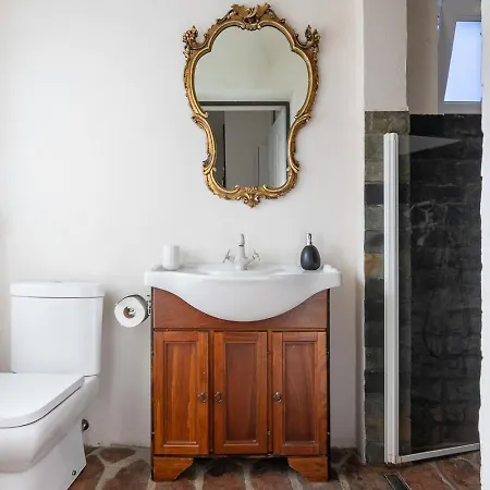 Comfort And History: Traditional House Lejlighed
