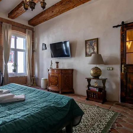 Comfort And History: Traditional House * Braşov